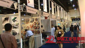 2015俄羅斯國際汽車零配件展平面設(shè)計(jì) 融合力量與創(chuàng)新的視覺盛宴